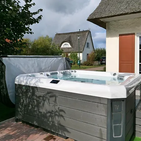 C 6 Reethaus Strandkorb Mit Aussenwhirlpool Und Sauna Gramkow